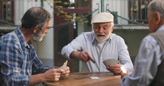 老人聚在一起打牌