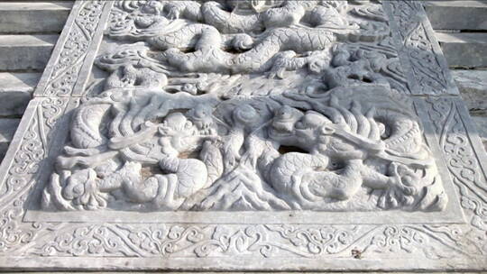 北京天坛公园里的云龙石雕台阶