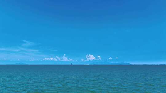 广阔大海与蓝天的自然景观