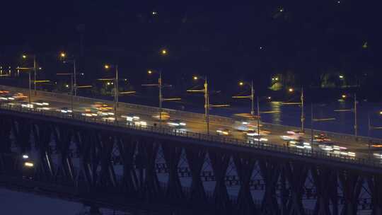 武汉长江大桥交通双层桥梁行驶的汽车和火车