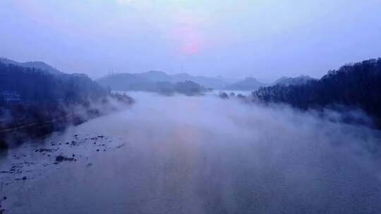 河流晨景云雾弥漫