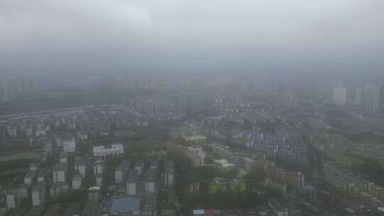 雨季迷雾中的城市航拍视频素材模板下载