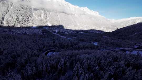 雪景雪山高原森林雪乡小屋度假屋航拍FPV