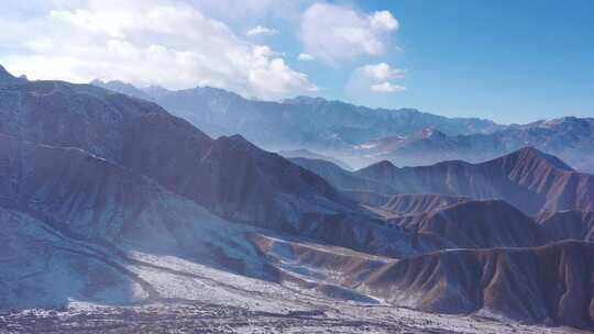 烟雾缭绕山岭沟壑