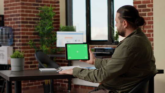 公司员工用水平绿屏看平板电脑