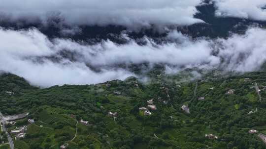 延时航拍四川省甲居藏寨清晨的云雾
