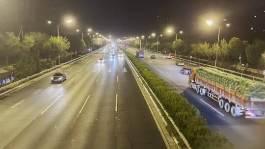 夜晚北京北四环公路行驶车辆