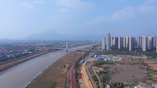 莆田木兰溪城市河流边的高层住宅与农田景象