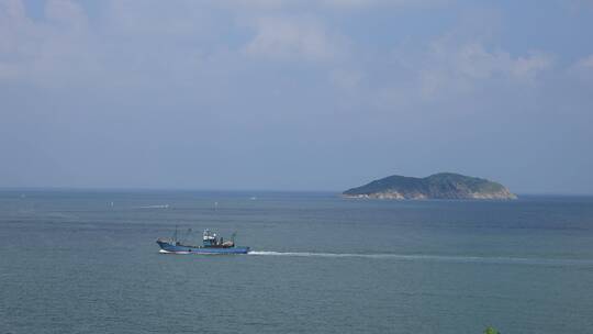 一条渔船驶过威海褚岛的海面视频素材模板下载