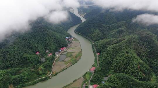 青山绿水雨雾缭绕