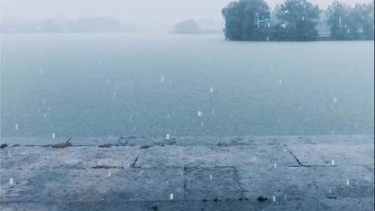 鉴湖大雨声