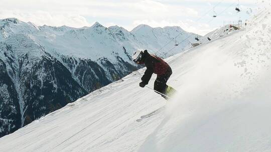 滑雪运动员沿着滑雪坡滑下视频素材模板下载