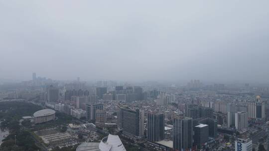 春季雨雾中的东莞市区