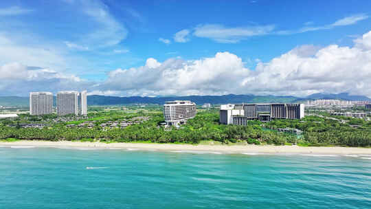 航拍蓝天白云的海南三亚市海棠湾海景酒店