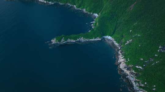 广东上川岛海岸线海浪拍打礁石航拍旅拍素材