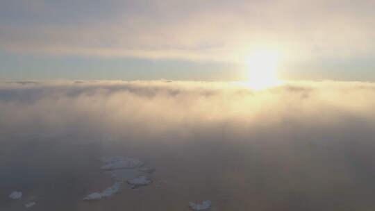 南极洲日落海洋表面雾鸟瞰图