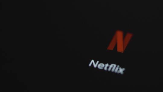 点击手机应用程序Netflix的特写镜头