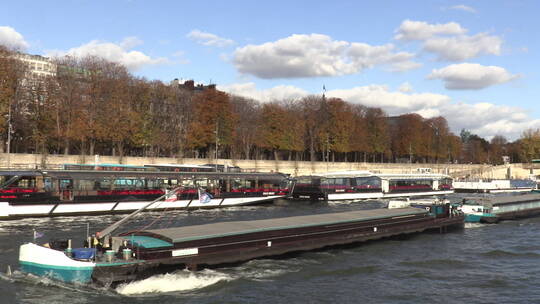 法国巴黎塞纳河上行驶的货船