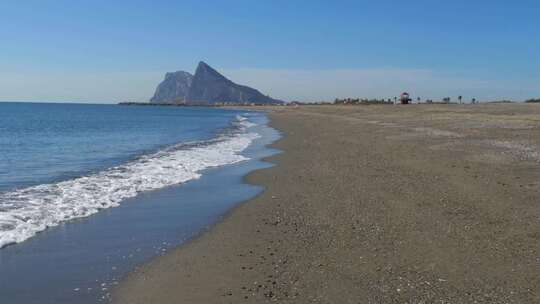 直布罗陀岩石和海浪海滩的景色