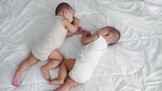 双胞胎宝宝在床上睡觉、视频素材模板下载