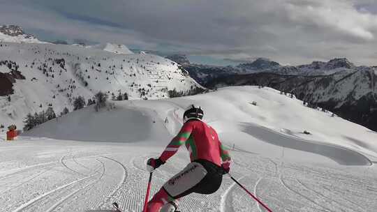 滑雪运动员在雪山中驰骋