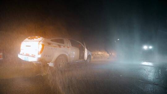 高速公路抢修塌方路段暴雨指挥交通升格视频视频素材模板下载