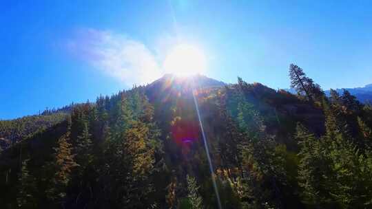 FPV航拍山峰原始森林山顶太阳光线耶稣光山