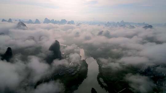 桂林山水阳朔遇龙河喀斯特地貌竹筏漂流航拍