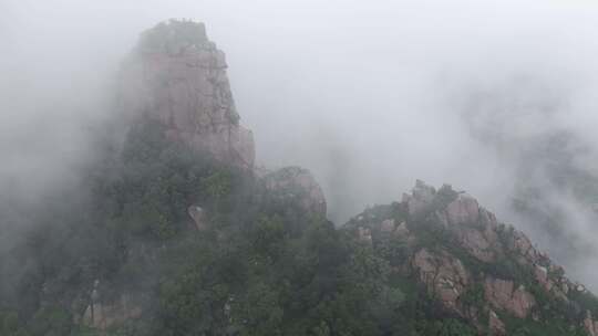 雨后泰山扇子崖，云雾缭绕