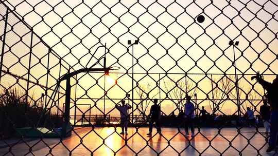 夕阳下球场打篮球升格镜头