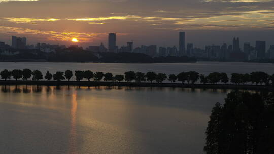 航拍武汉东湖绿道傍晚湖面夕阳