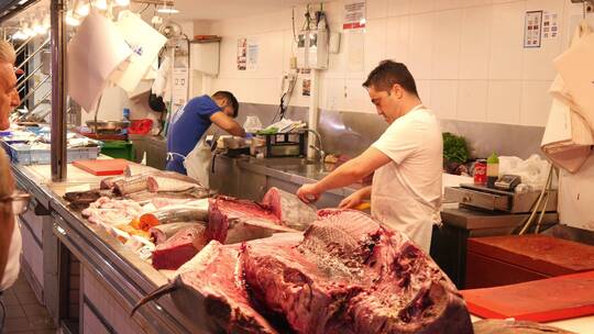 男人正在切割鱼肉