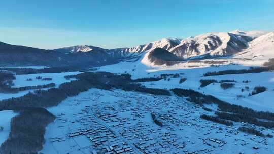 冬季大雪覆盖的新疆阿勒泰禾木村黎明风光