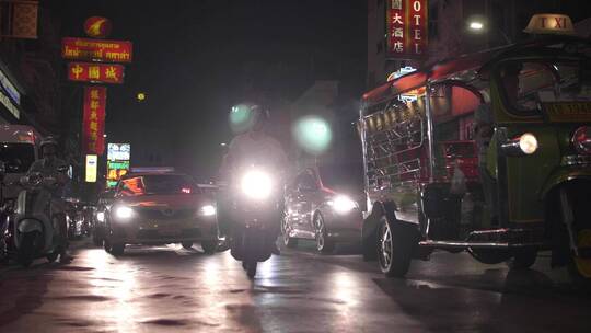 曼谷夜间道路上的车辆视频素材模板下载