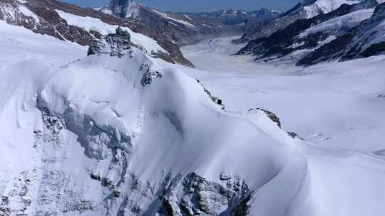 阿尔卑斯山白雪覆盖的山峰的壮丽景色