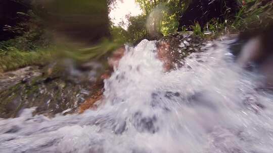 青山绿水山间小溪流淌水流特写升格