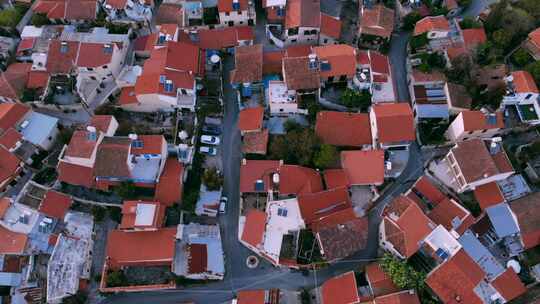 在塞浦路斯中部正宗村庄的红色屋顶上升起