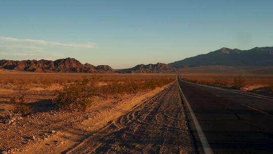 为穿越沙漠而修建的柏油路视频素材模板下载