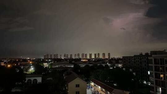 夜晚城市上空的风暴