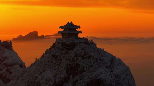 河南老君山清晨雪后云海日出航拍