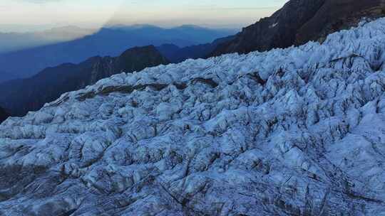 航拍夕阳下的四川第二高峰中山峰冰川冰塔林