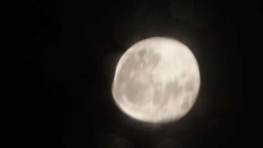 深夜晚水中月亮月球唯美中秋