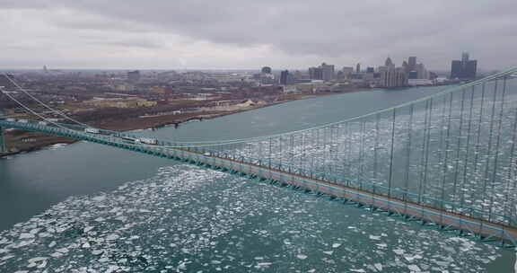 冰漂浮在底特律-温莎边境，背景是城市天际