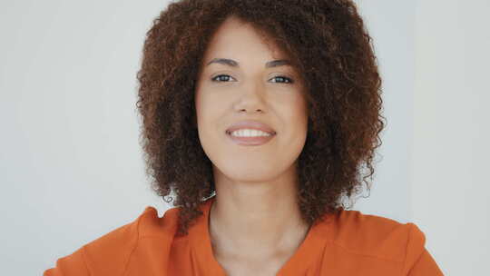 微笑开朗的非裔美国快乐女人，卷发，竖起大拇指看着视频素材模板下载