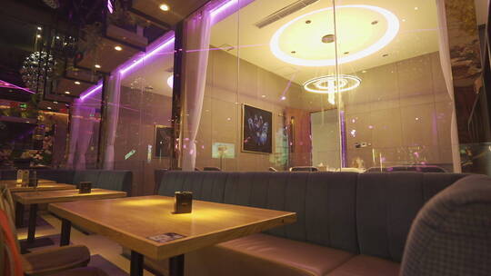 音乐餐厅的霓虹环境2视频素材模板下载
