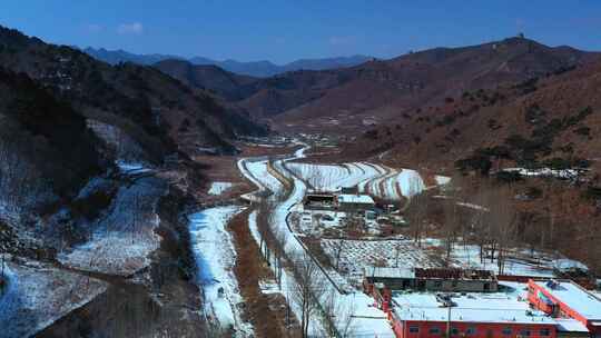 雪后山间村落的开阔景象