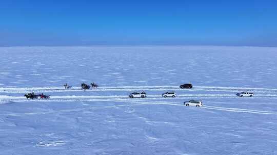 马队汽车草原积雪覆盖的道路