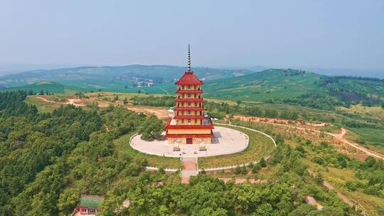 中国吉林省伊通县南山风景区山顶的佛教寺庙