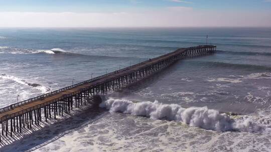 海浪拍打着栈桥