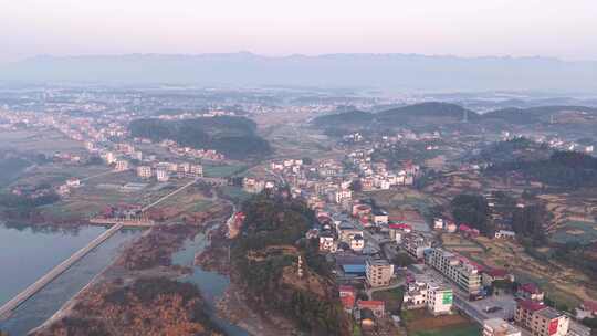 乡村全景鸟瞰，依山傍水的小镇风光